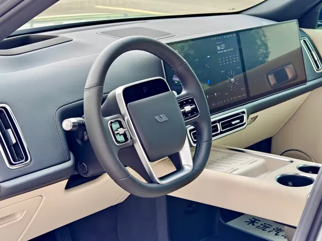 Li Auto L9 — Фото автомобиля 12