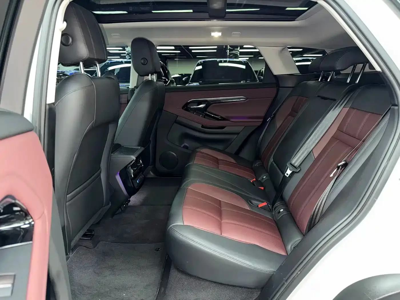 Land Rover Range Rover Evoque New Energy 2022 Range Rover Evoque L P300e Plug-in Hybrid — Фото автомобиля 9