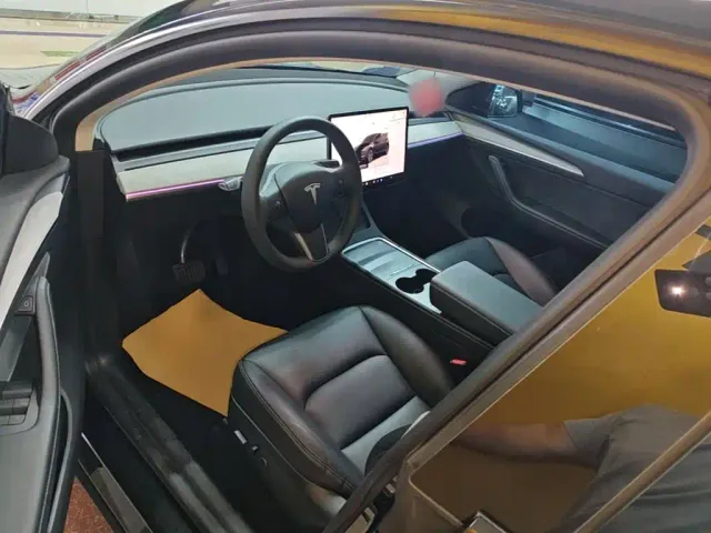 Tesla Model Y — Фото автомобиля 15