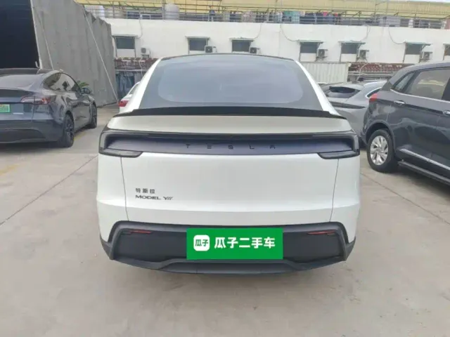 Tesla Model Y L — Фото автомобиля 5