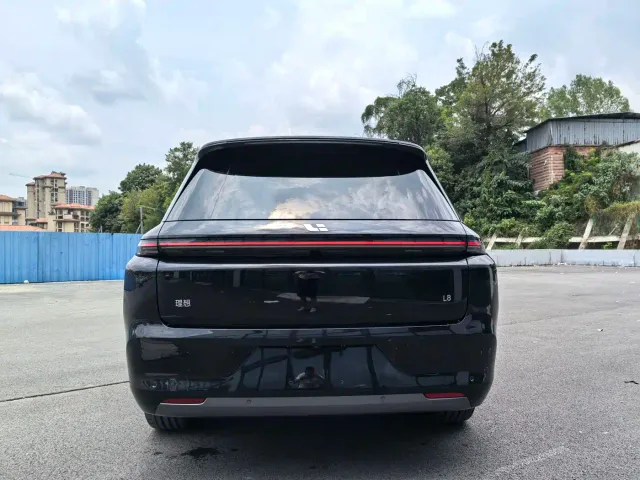 Li Auto L8 — Фото автомобиля 10