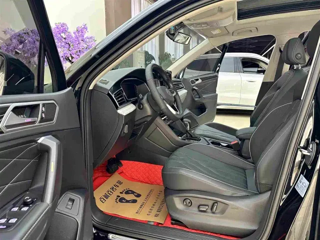 Volkswagen Tiguan L — Фото автомобиля 10