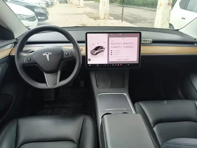 Tesla Model 3 — Фото автомобиля 9