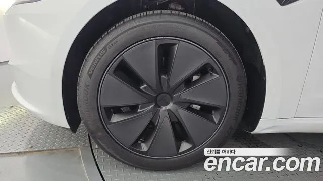 Tesla Model 3 — Фото автомобиля 5