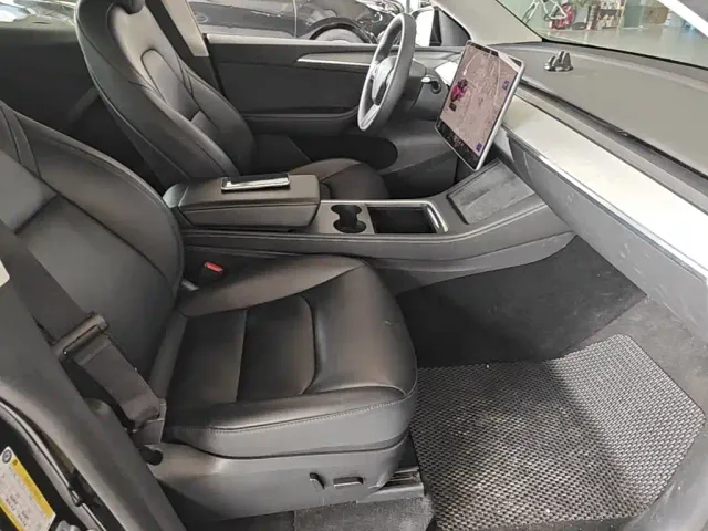 Tesla Model Y — Фото автомобиля 24