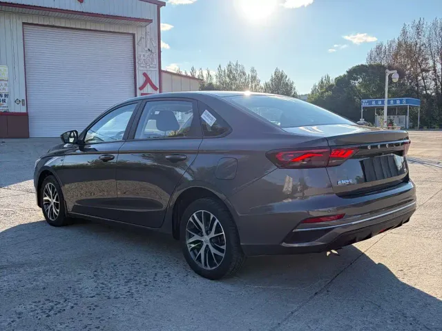 Geely Emgrand — Фото автомобиля 10