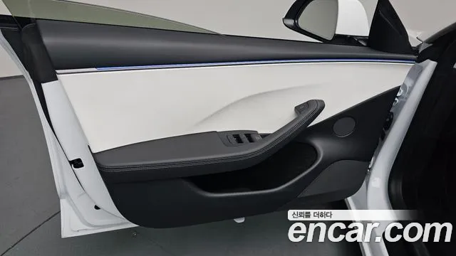 Tesla Model 3 — Фото автомобиля 24