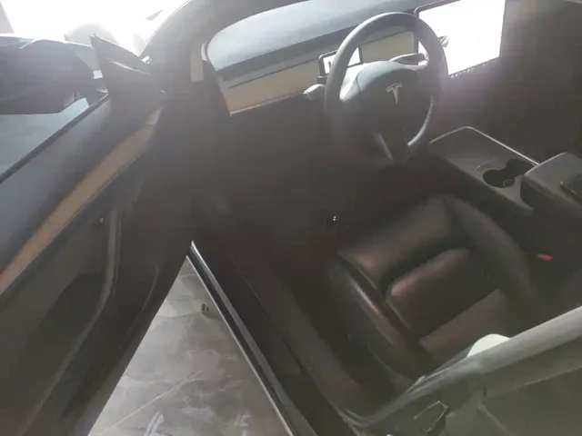Tesla Model 3 — Фото автомобиля 15