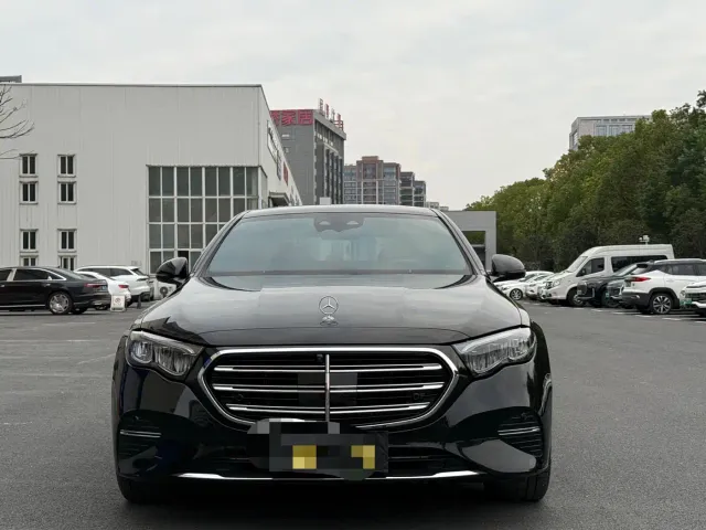 Mercedes-Benz E-Class — Фото автомобиля 2