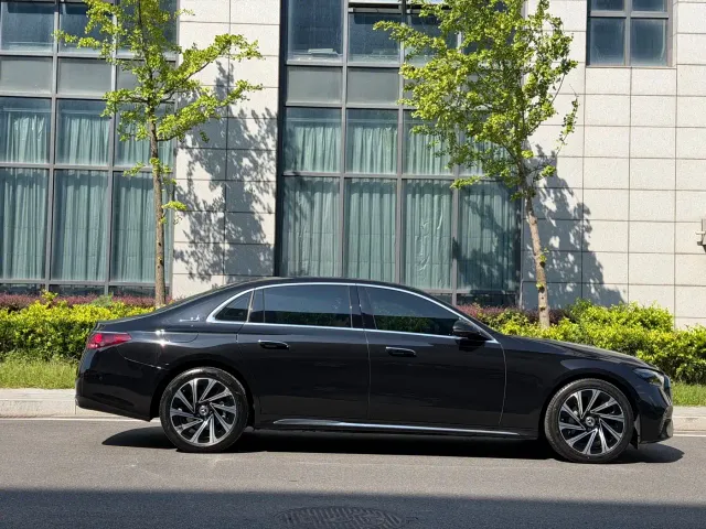 Mercedes-Benz E-Class — Фото автомобиля 4