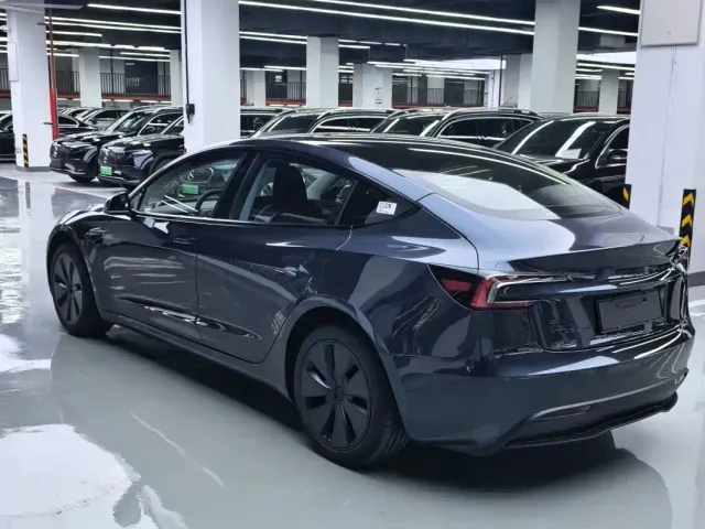 Tesla Model 3 — Фото автомобиля 13