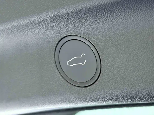 Tesla Model Y — Фото автомобиля 23