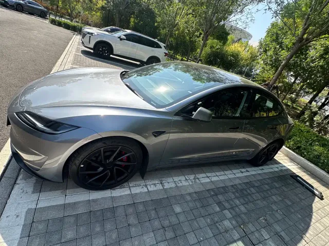 Фотография автомобиля — Tesla Model 3