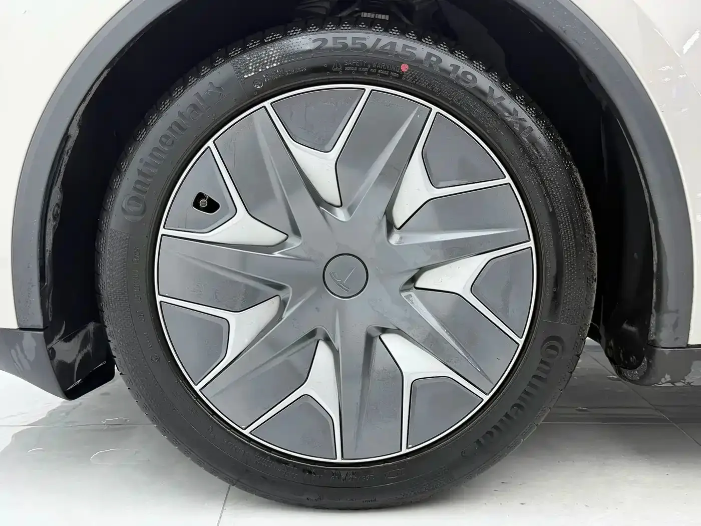 Tesla Model Y L 2025 Facelift Long Range AWD — Фото автомобиля 6