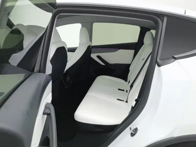 Tesla Model Y — Фото автомобиля 15
