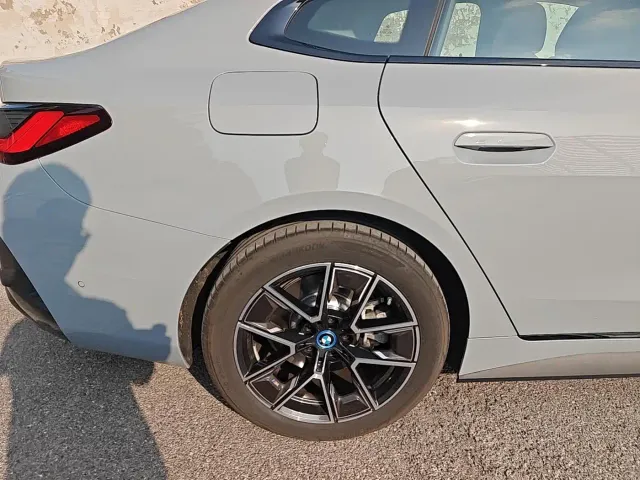 BMW i4 — Фото автомобиля 8