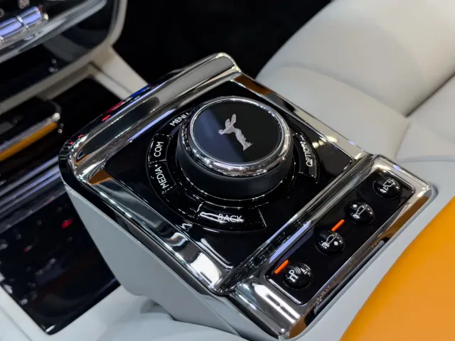 Rolls-Royce Phantom — Фото автомобиля 13