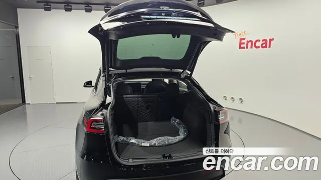 Tesla Model Y — Фото автомобиля 30