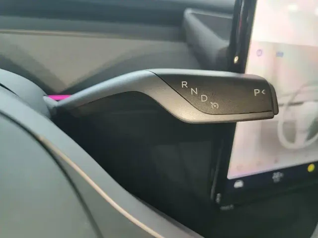 Tesla Model Y — Фото автомобиля 13