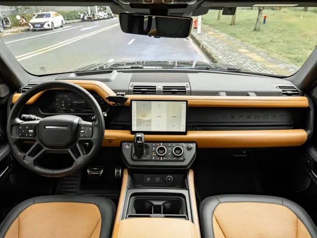 Land Rover Defender — Фото автомобиля 7