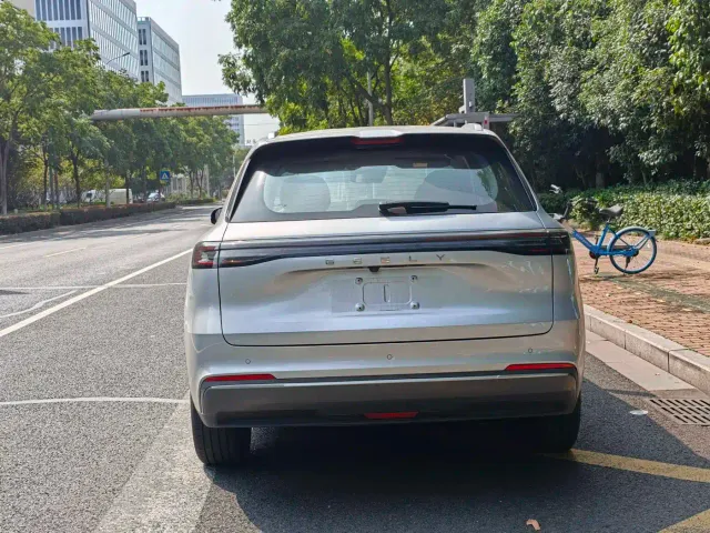 Geely Galaxy Starship 7 EM-i — Фото автомобиля 6