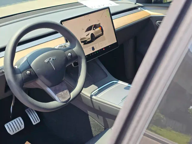 Tesla Model Y — Фото автомобиля 8