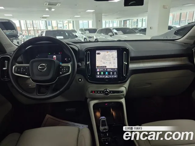 Volvo XC40 — Фото автомобиля 7