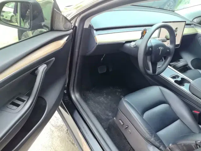 Tesla Model Y — Фото автомобиля 15