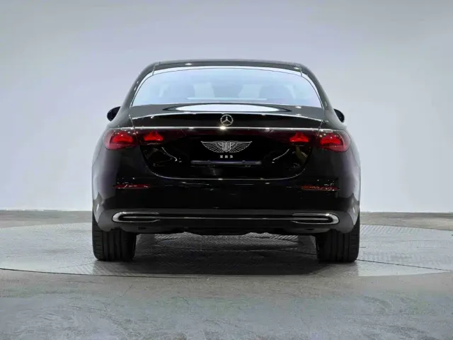 Mercedes-Benz E-Class — Фото автомобиля 3