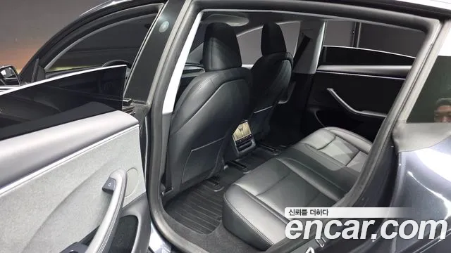 Tesla Model 3 — Фото автомобиля 10