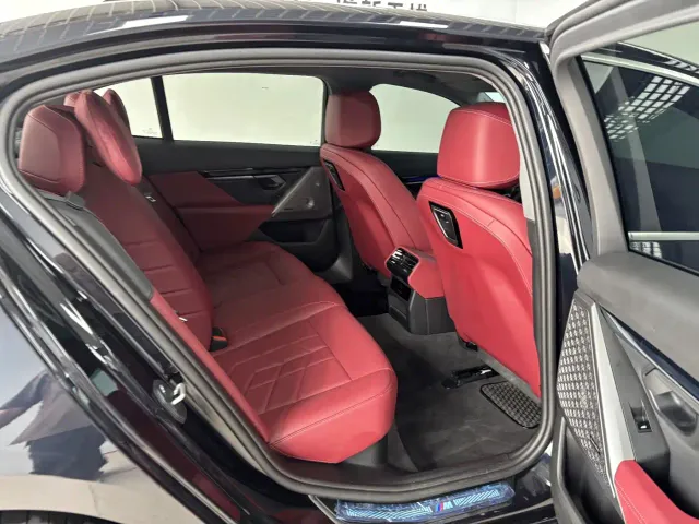 BMW 5 Series — Фото автомобиля 25