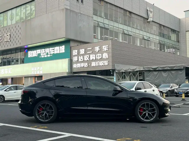 Tesla Model 3 — Фото автомобиля 4