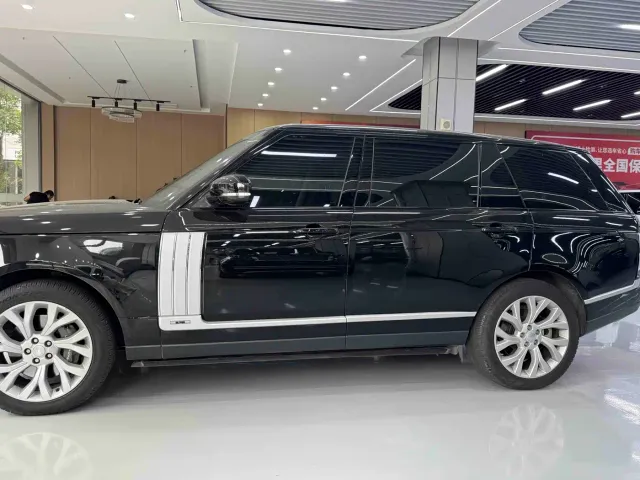 Land Rover Range Rover 2021 3.0 L6 Heritage Extended Classic Edition — Фото автомобиля 4