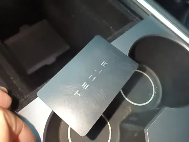Tesla Model Y — Фото автомобиля 8