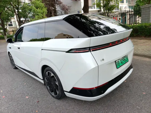 Xpeng X9 — Фото автомобиля 11