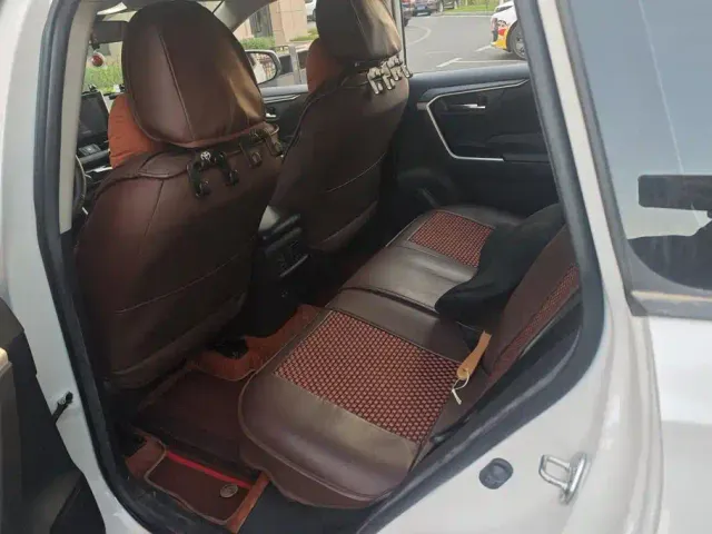 Toyota RAV4 — Фото автомобиля 11