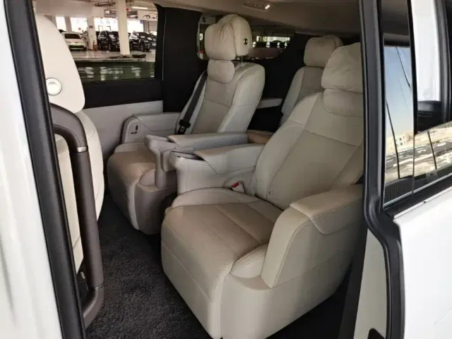 Li Auto MEGA — Фото автомобиля 16