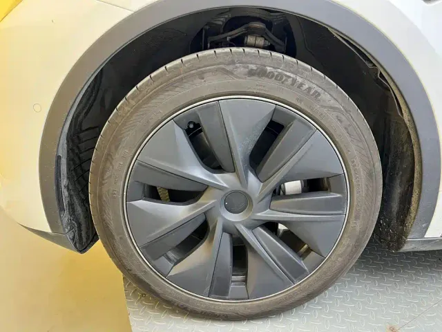 Tesla Model Y — Фото автомобиля 8