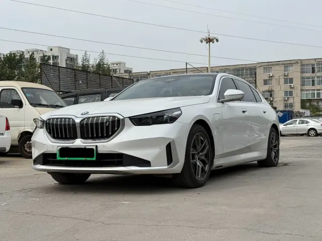 Фотография автомобиля — BMW i5