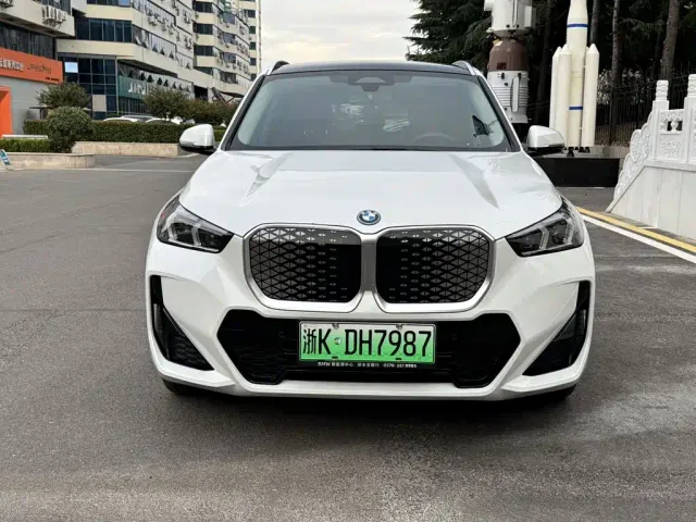 BMW iX1 — Фото автомобиля 3