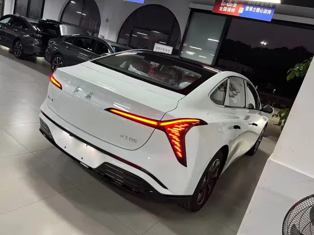 Hongqi Tiangong 05 — Фото автомобиля 9