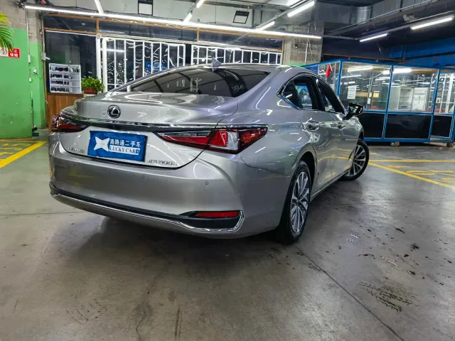 Lexus ES — Фото автомобиля 4