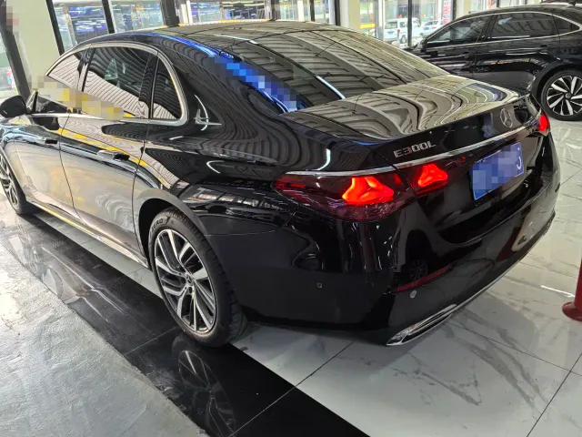 Mercedes-Benz E-Class — Фото автомобиля 4
