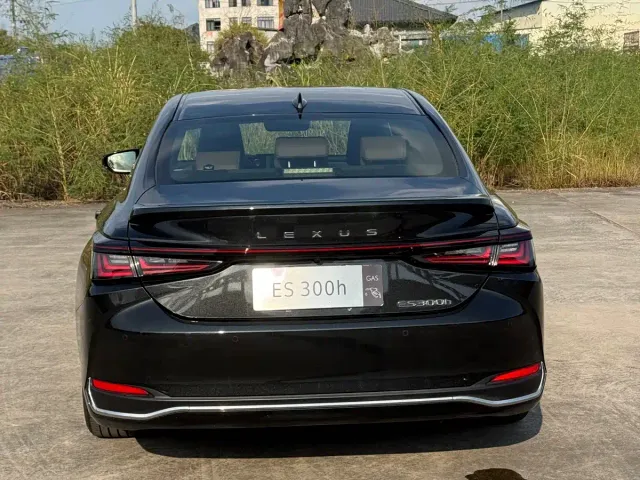 Lexus ES — Фото автомобиля 8