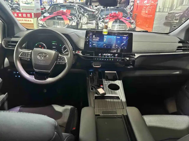 Toyota Sienna — Фото автомобиля 17