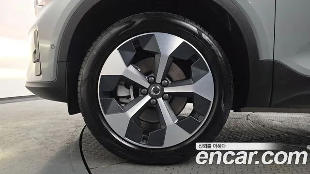 Вольво XC40 B4 Ultra Bright — Фото автомобиля 5