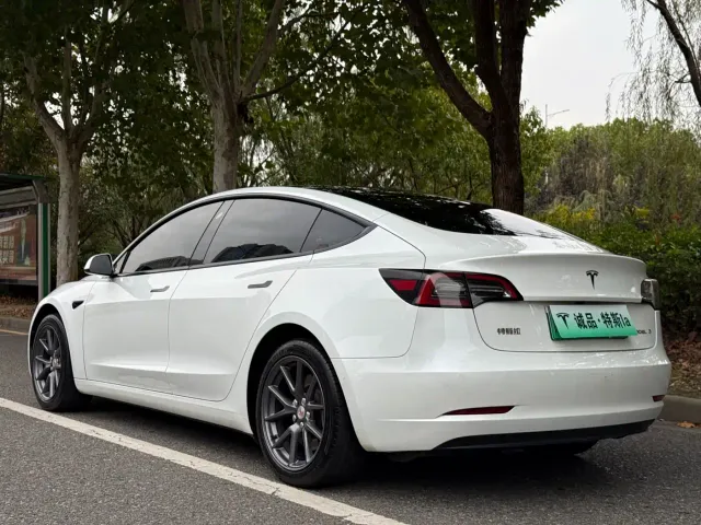 Tesla Model 3 — Фото автомобиля 3