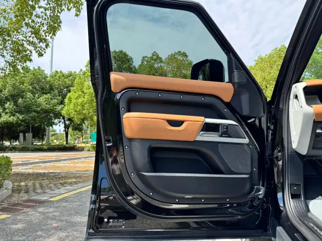 Land Rover Defender — Фото автомобиля 11