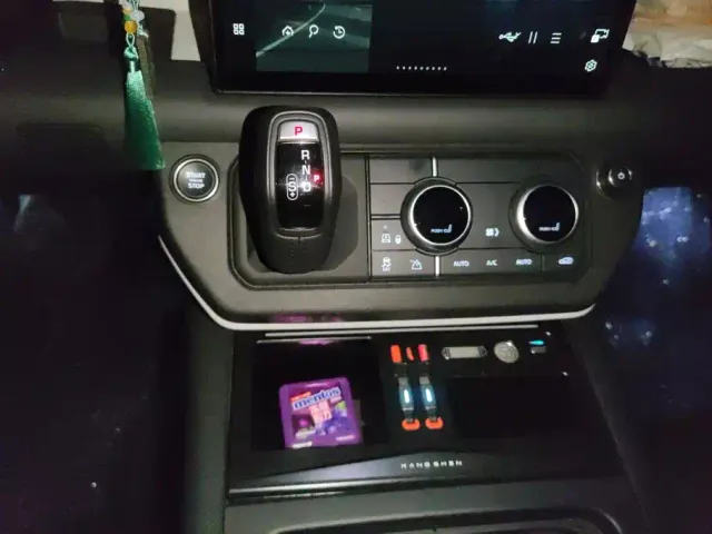 Land Rover Defender — Фото автомобиля 16