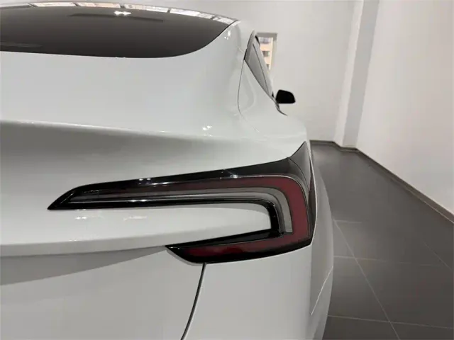 Tesla Model 3 — Фото автомобиля 11